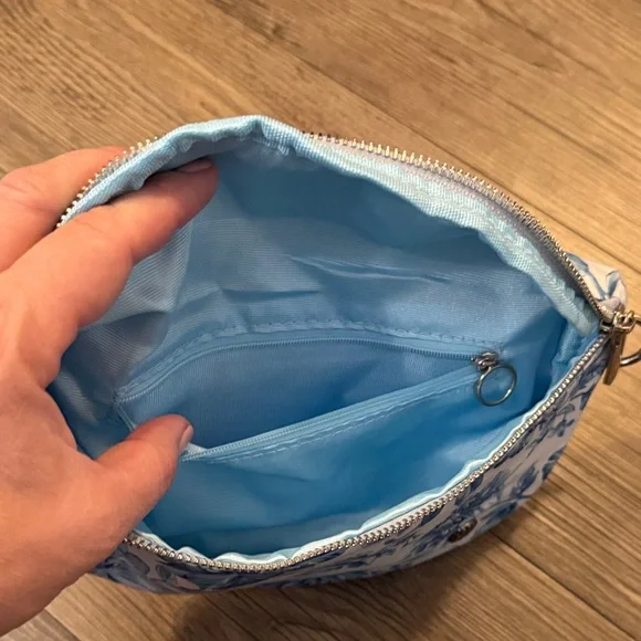 🆕 Gorgeous Lemondrop Shop Blue Floral Crossbody Belt Bag. NWT!💥💥 - Picture 4 of 4